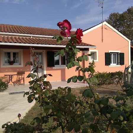 Lonelia'S Family Homes Lefkimmi  Esterno foto